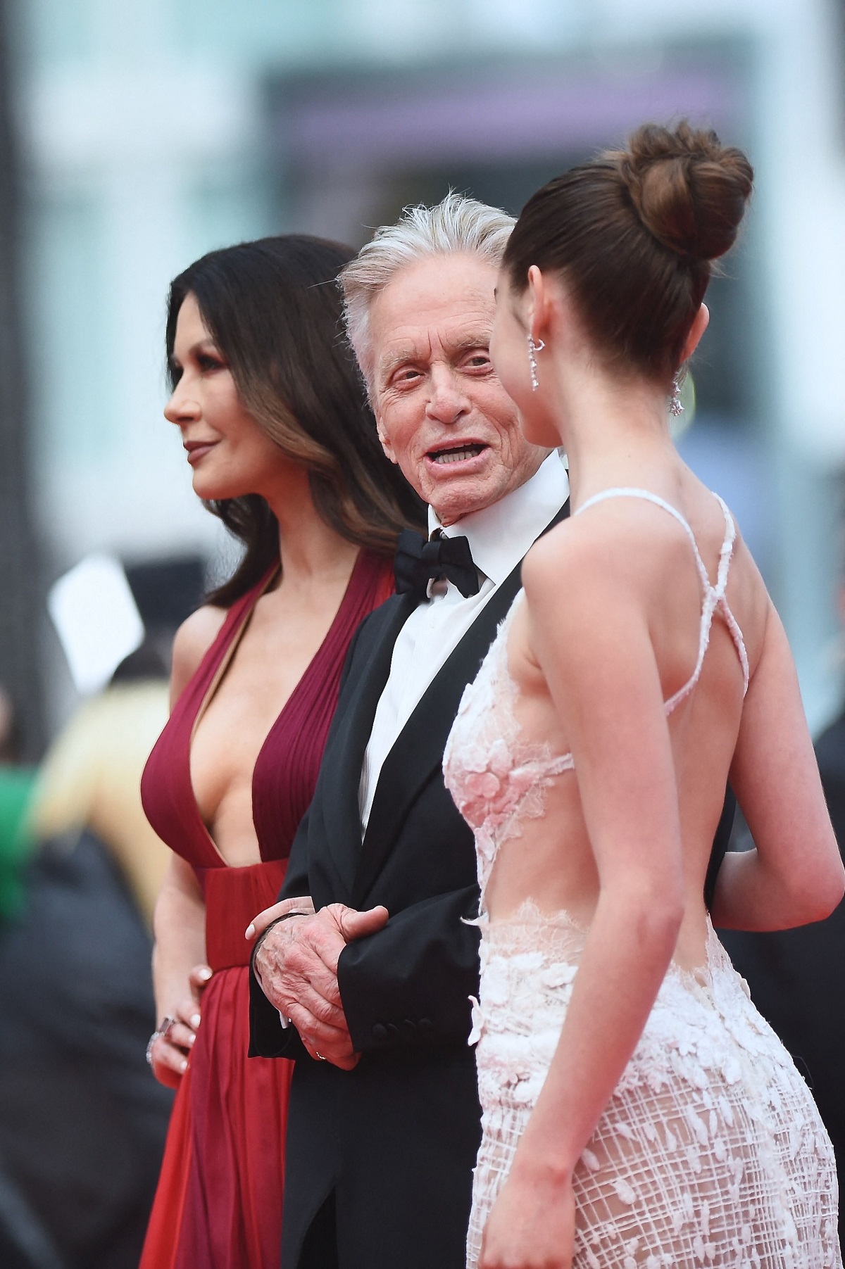 Michael Douglas a apărut la Cannes 2023 cu Catherine Zeta-Jones, însă fiica lor a atras atenția. Cum arată Carys la 20 de ani