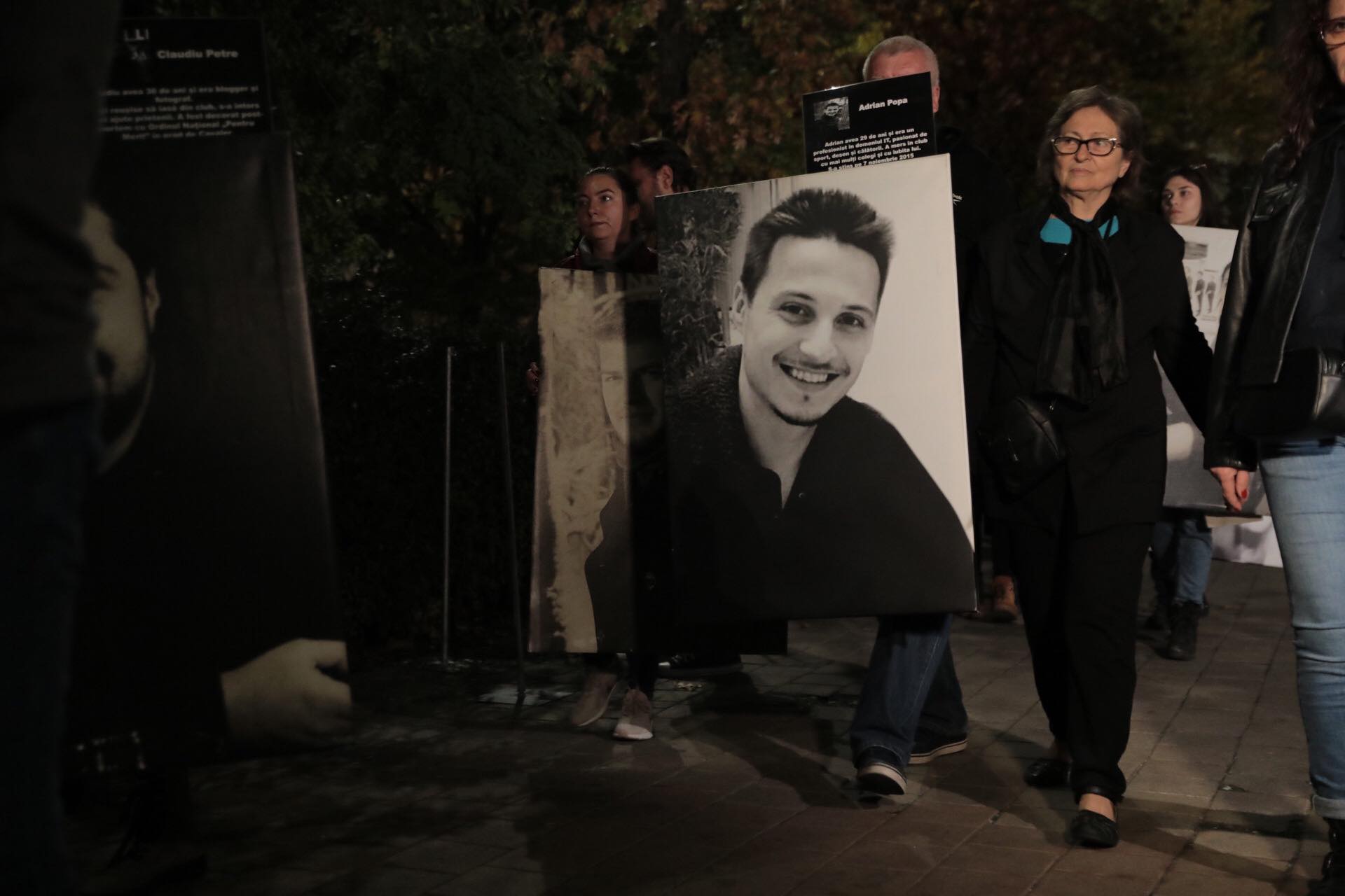 Marș în memoria victimelor de la Colectiv. Fotografiile tinerilor care au murit au fost așezate în fața Parchetului