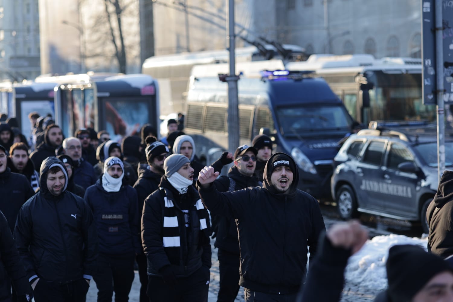 Fanii lui PAOK Salonic au luat cu asalt Centrul Vechi, înaintea partidei decisive cu FCSB din Liga Europa | VIDEO