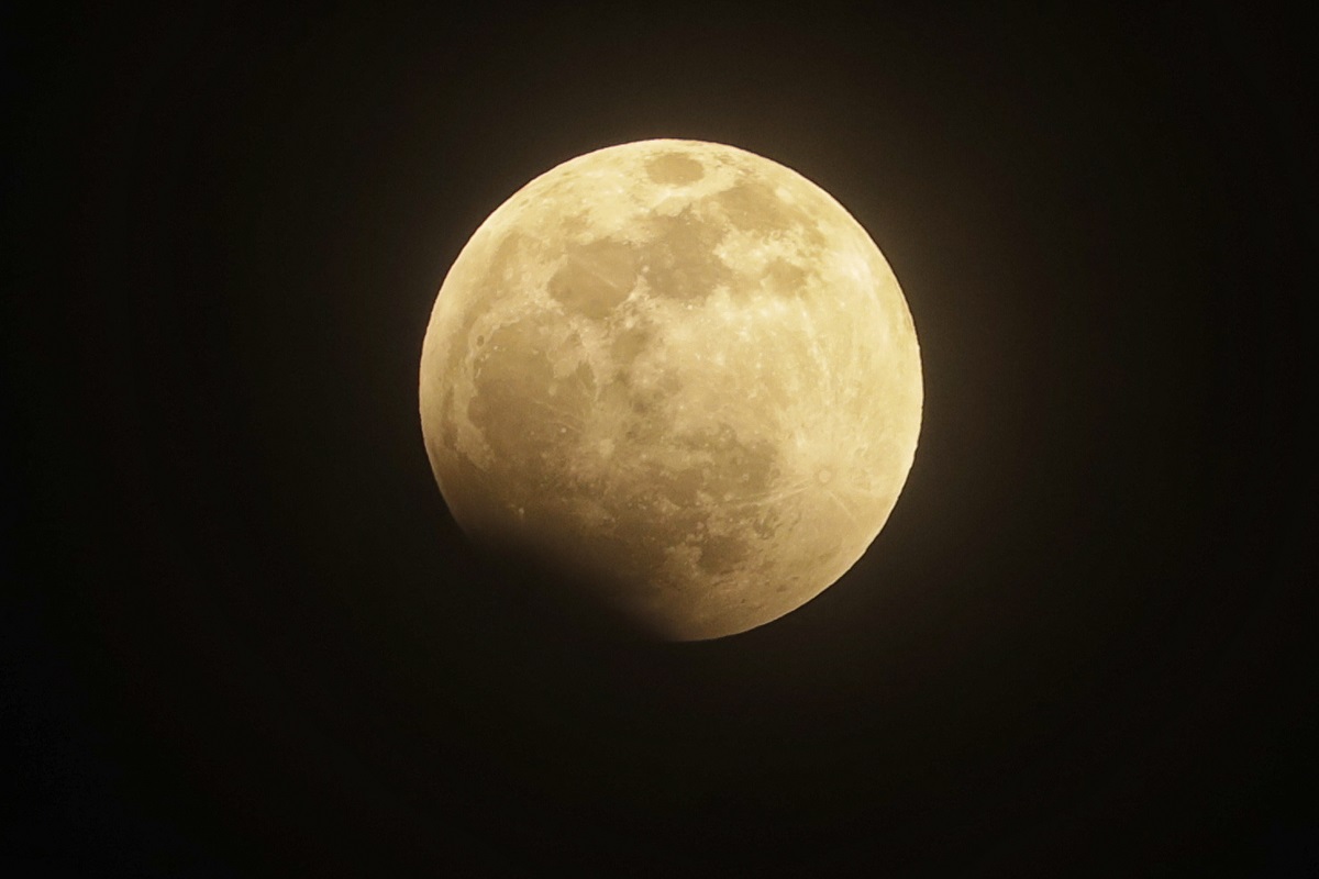 Prima SuperLună din 2022, una extrem de rară, numită „sângerie”, văzută în timpul eclipsei totale de noaptea trecută