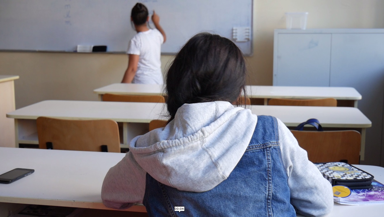 VIDEO / Monica a început școala la 19 ani. "Când eram cu mama la cerșit, mă uitam la copiii cu ghiozdane în spate și visam ca într-o zi să fiu ca ei"