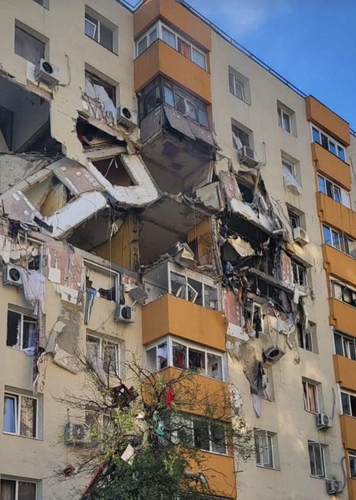 Explozie într-un bloc din București. Trei oameni au murit, pompierii au activat planul roșu de intervenție