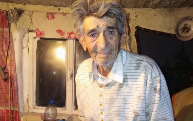 Povestea lui Nea Chipăruş, singur la 84 de ani, deși are 7 copii. Și-a ars dulapul și plapuma să nu moară de frig