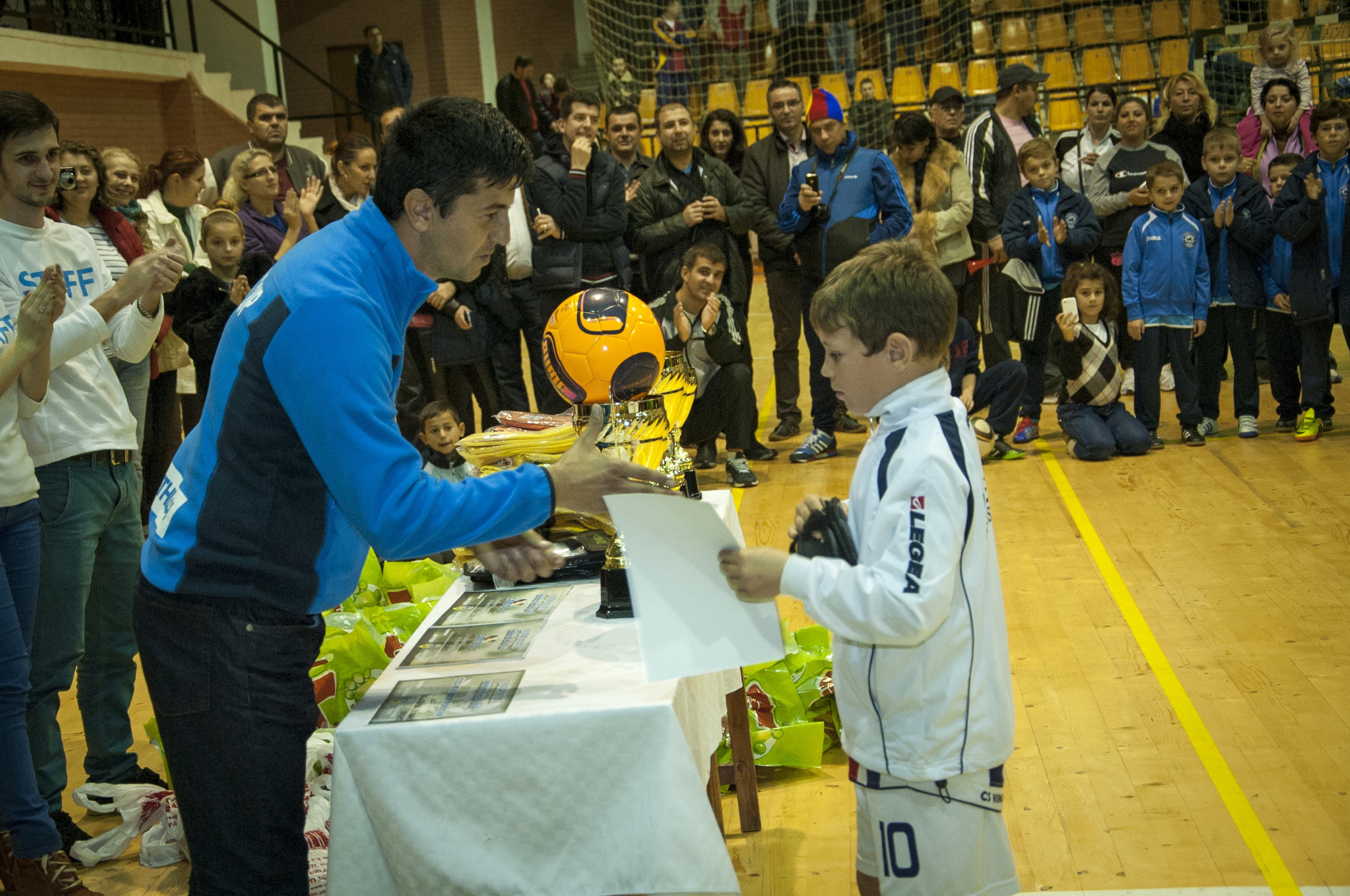 Cel mai tare turneu de fotbal pentru copii, Kids Winter Cup, reunește 42 de echipe și peste 500 de prichindei