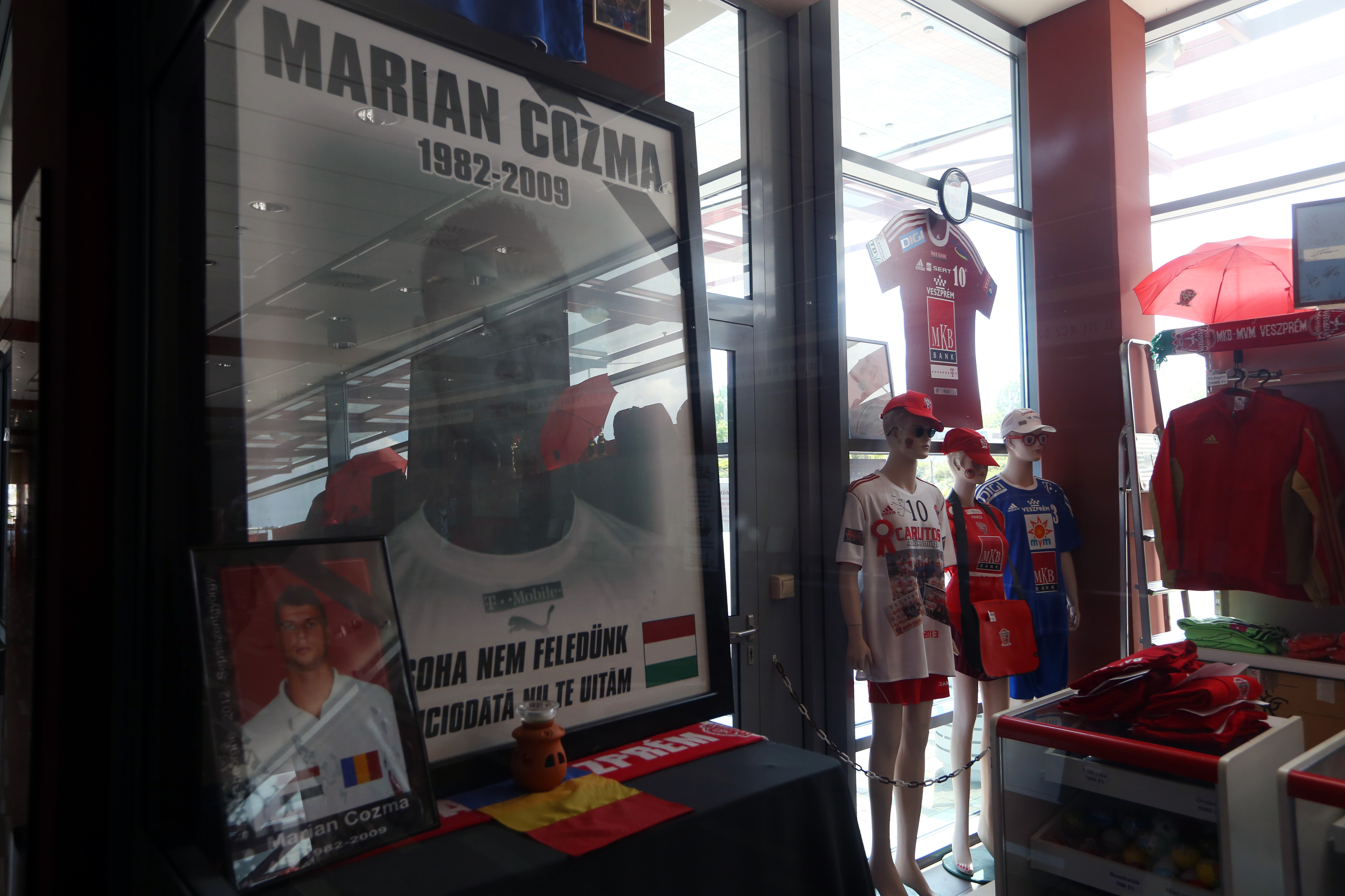EXCLUSIV! Veszprem nu l-a uitat pe Marian Cozma! Colegii i-au făcut altar în vestiar, iar galeria îi strigă numele la fiecare meci!
