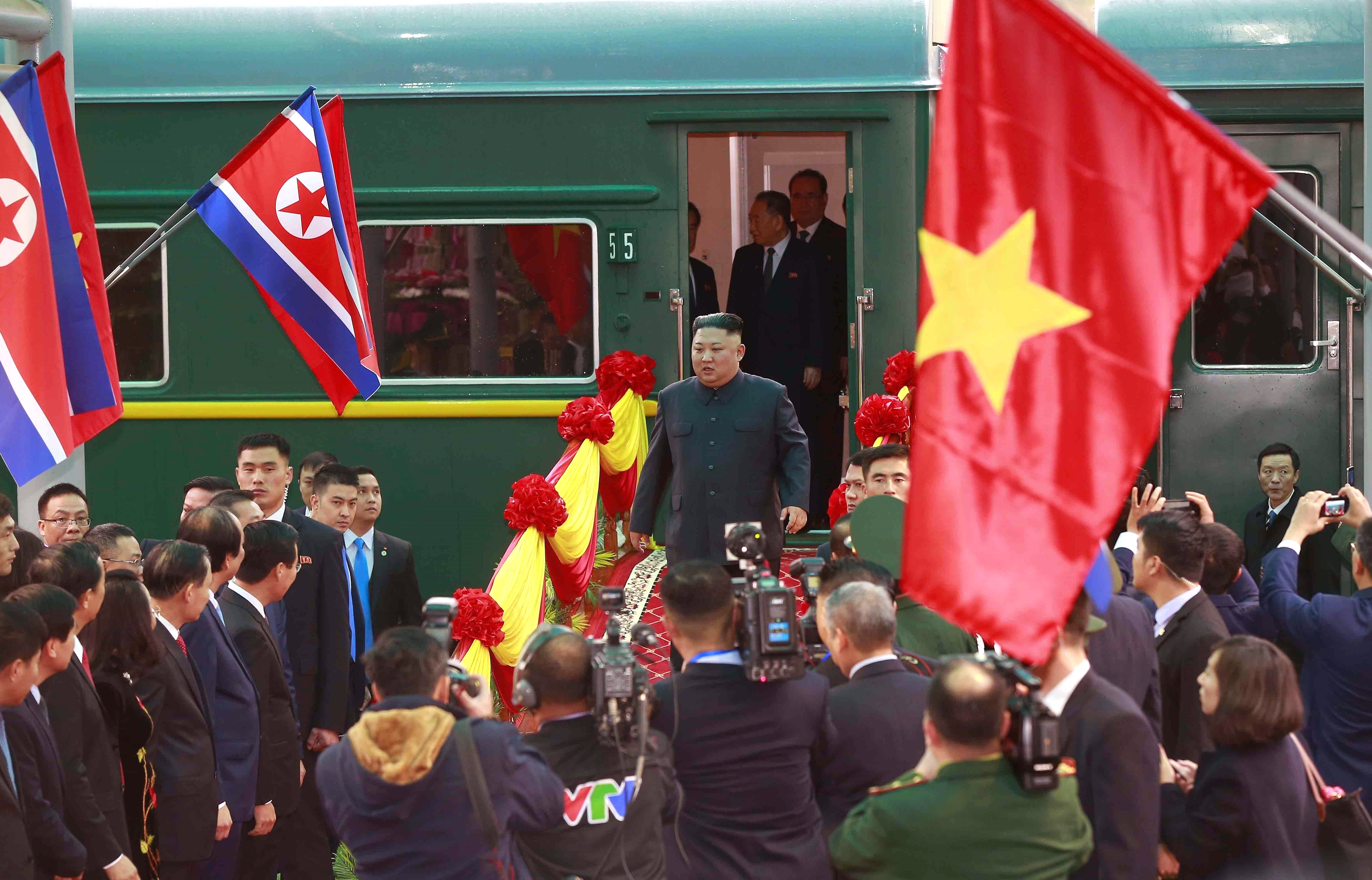 FOTO | Kim Jong-Un a ajuns în Vietnam, pentru summitul dintre Statele Unite şi Coreea de Nord. Liderul nord-coreean, întâmpinat cu covor roșu