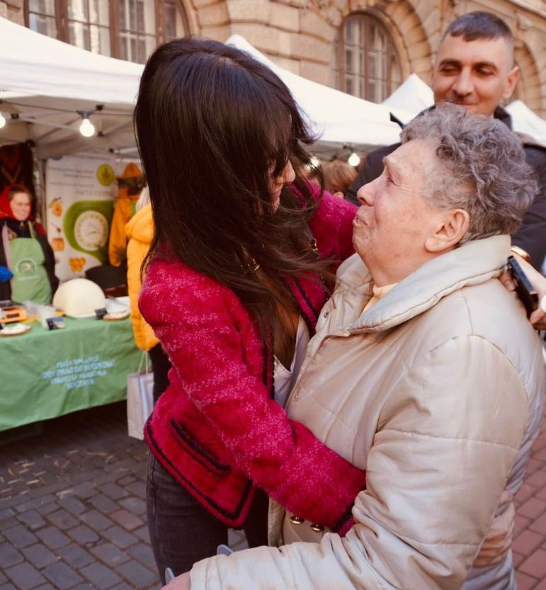 Dana Budeanu, discuție neașteptată cu o pensionară într-un târg din București: „Mergeți să vedeți cine suntem”