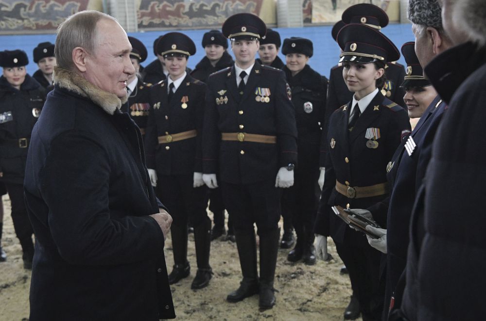 Vladimir Putin a defilat călare împreună cu polițistele din Moscova / FOTO&VIDEO