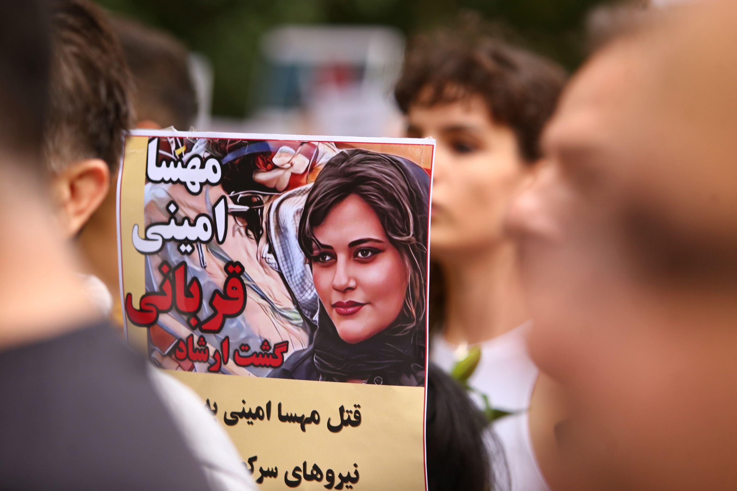 Protest de solidaritate cu femeile din Iran, în Bucureşti: „Mahsa Amini, moartea ta nu trebuie uitată!"