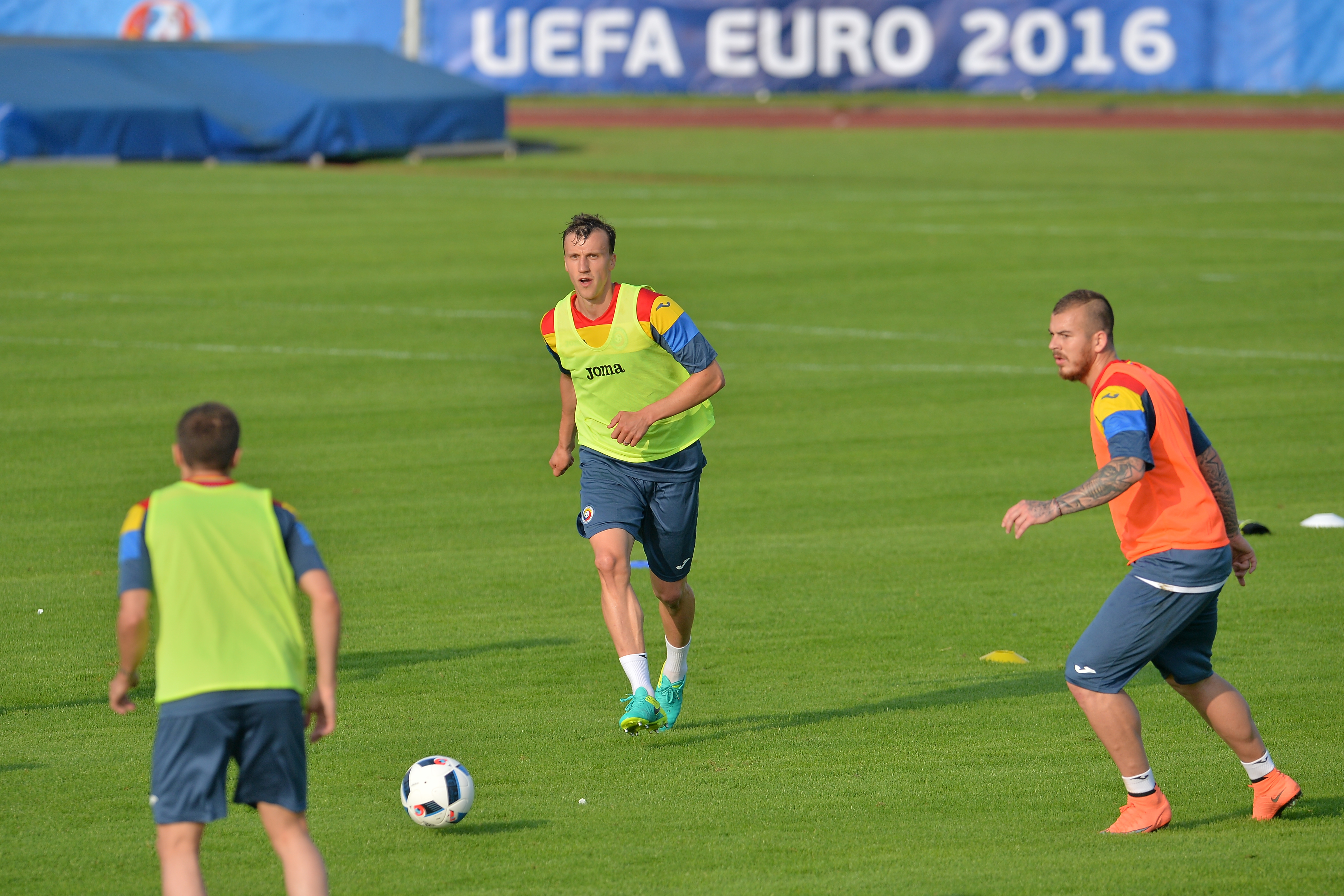 Euro 2016. Corespondență din Franța. Chiricheș a rezistat testelor la care a fost supus la primul antrenament efectuat de națională în Franța. ”Nea Puiu, hai cu iconița!” FOTO&VIDEO