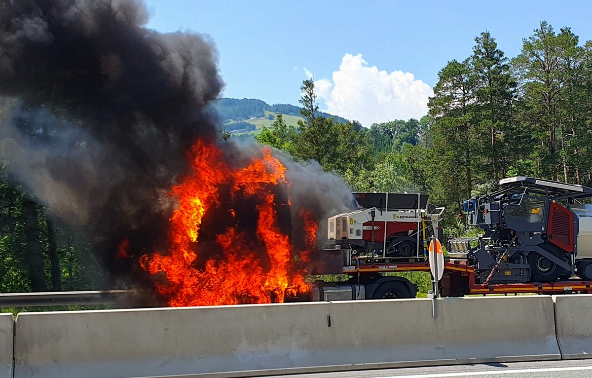Un șofer român de TIR le-a povestit polițiștilor austrieci că a auzit o bubuitură puternică, apoi camionul a luat foc