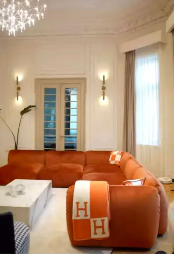 Imagini din casa Anei Baniciu, după ce a terminat renovarea. Are cadă în dormitor și perne Hermes în living