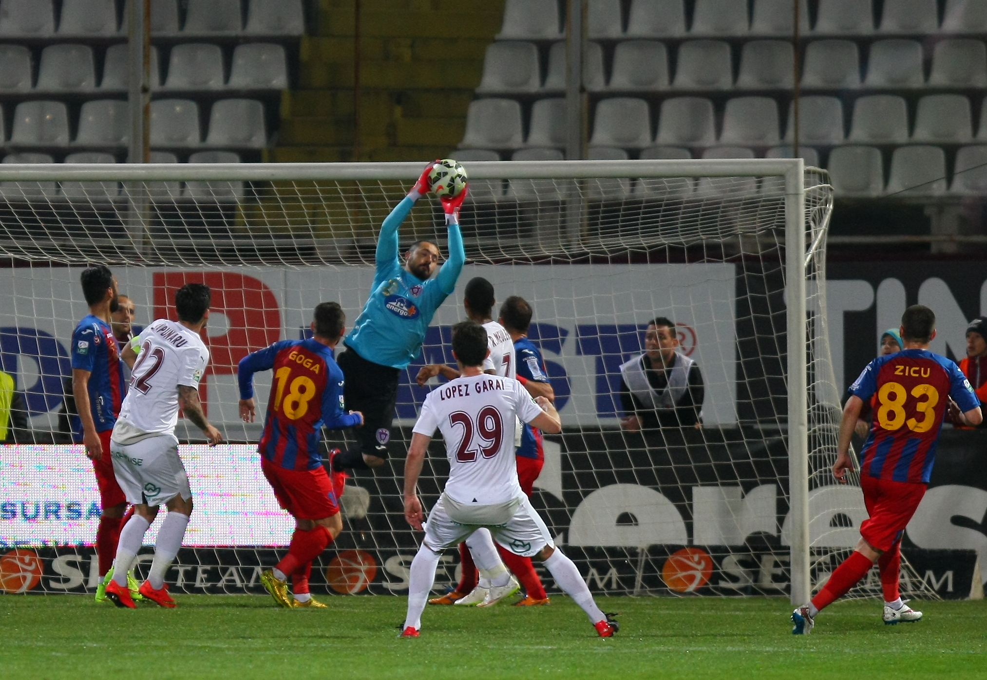 Rapid - ASA Tg. Mureş 1-2. Ardelenii, la patru puncte de Steaua / FOTO