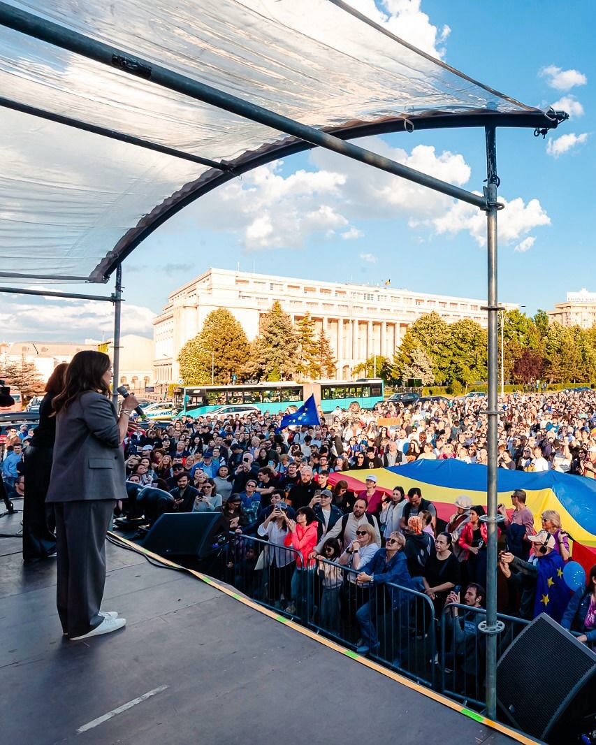 Mesajul transmis de Andreea Raicu la mitingul „România în lumină”: „Ca femeie, am fost învățată să tac”. Vedeta l-a îmbrățișat pe Nicușor Dan