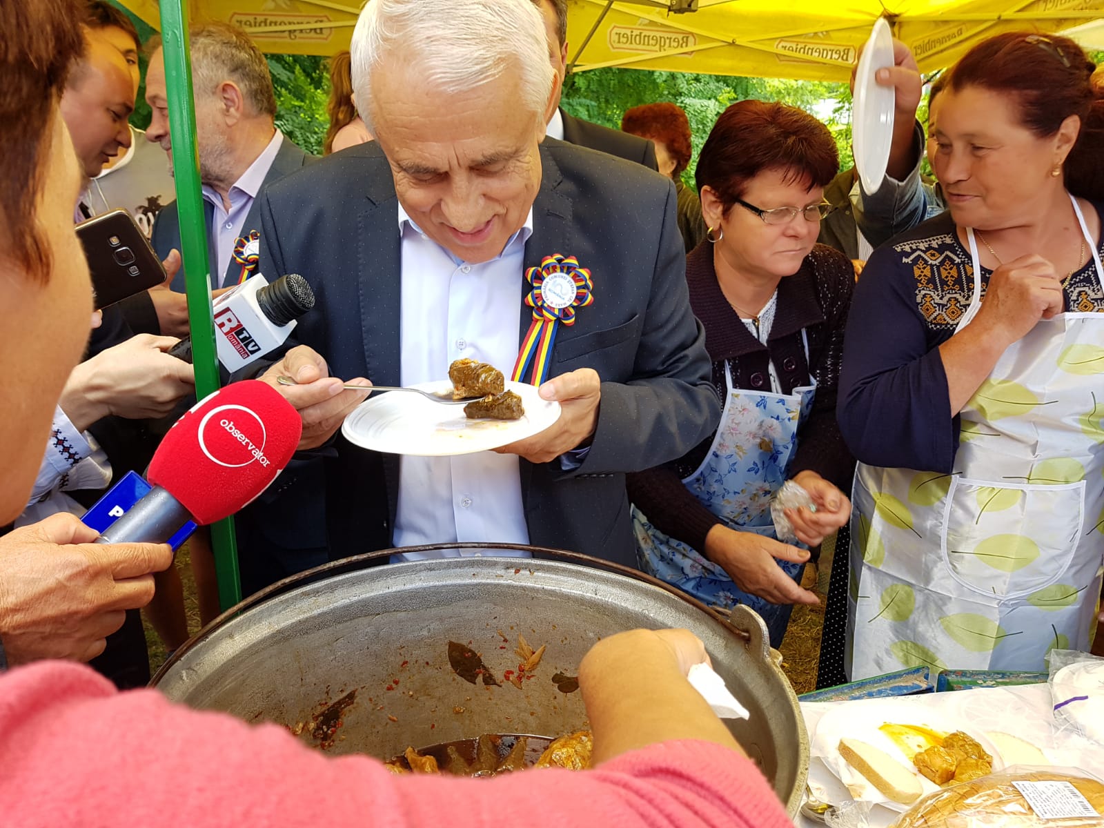 Petre Daea a înfulecat sarmale direct din oală, la ziua unei comune din Vaslui: "Imi era foame cu adevărat. Nu am mâncat de ieri"