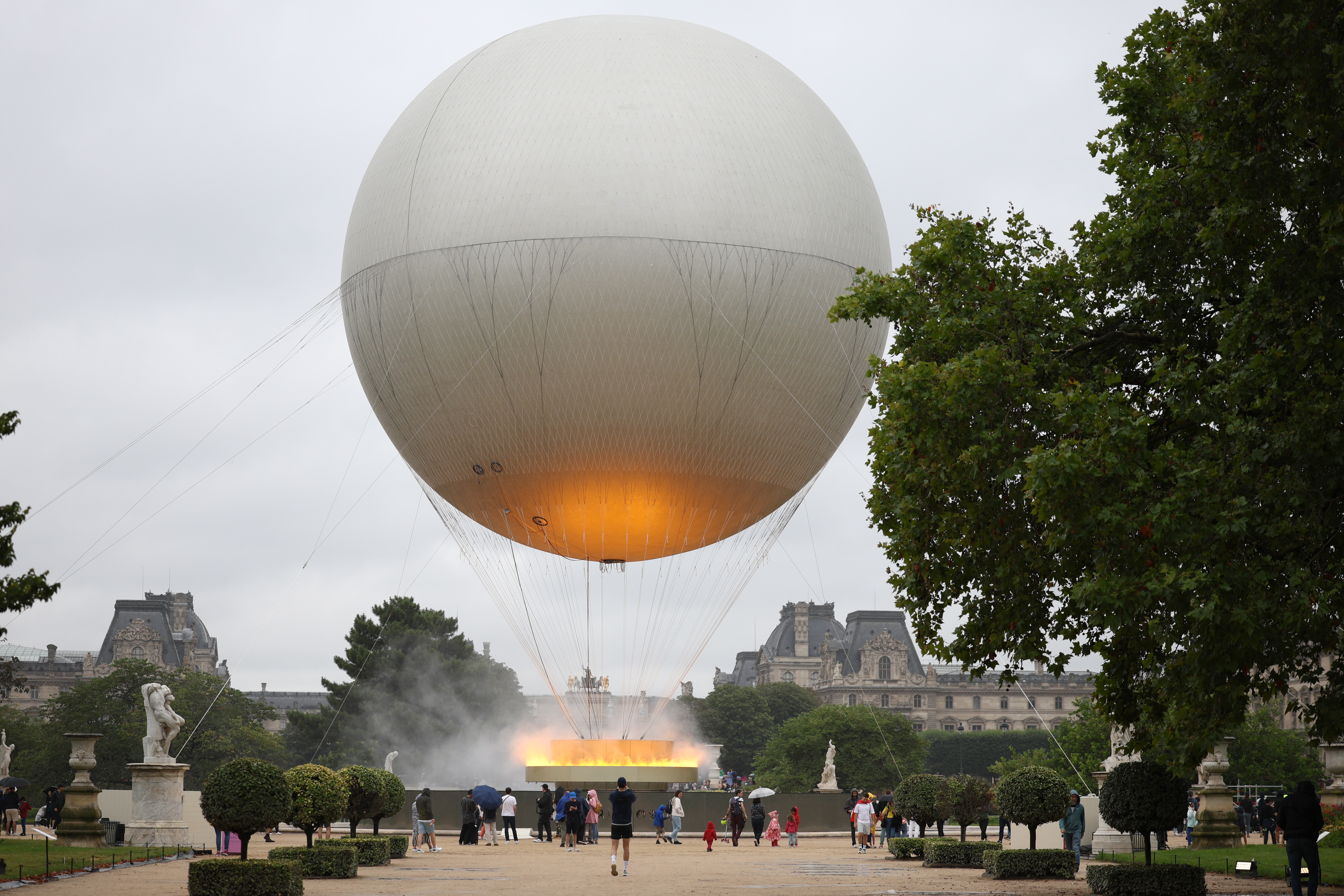 Flacăra olimpică de la JO 2024 arde pe cerul Parisului sub un balon. O inovație tehnică ce folosește electricitate pentru a imita un foc real