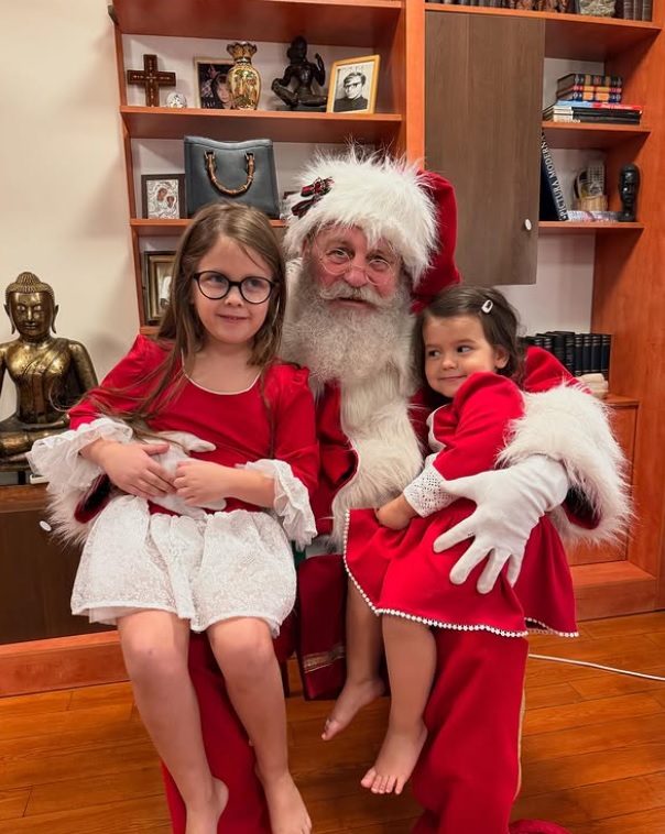 Imagini din sufrageria lui Codin Maticiuc, decorată de Crăciun. Îmbrăcate în ținute festive, fetițele lui l-au primit pe Moș Crăciun