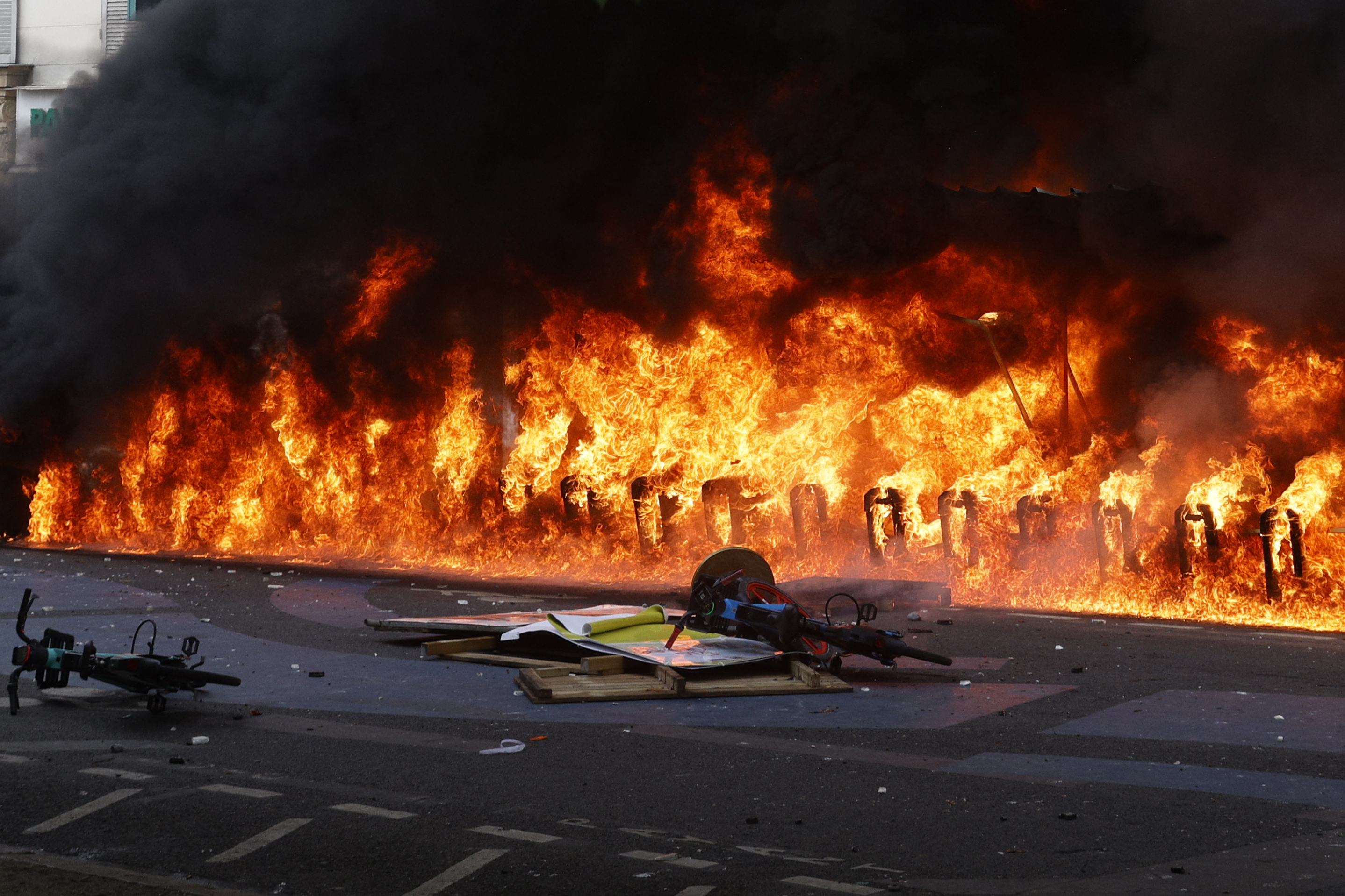Proteste violente în Franța: 108 polițiști și jandarmi au fost răniți, aproape 300 de manifestanți, arestați