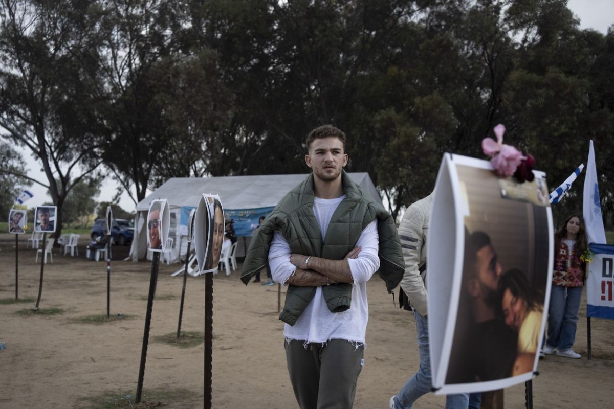 „E ca și cum timpul s-ar fi oprit”. Rudele israelienilor răpiți sau uciși la festivalul Nova au revenit la locul masacrului la trei luni de la atacul Hamas