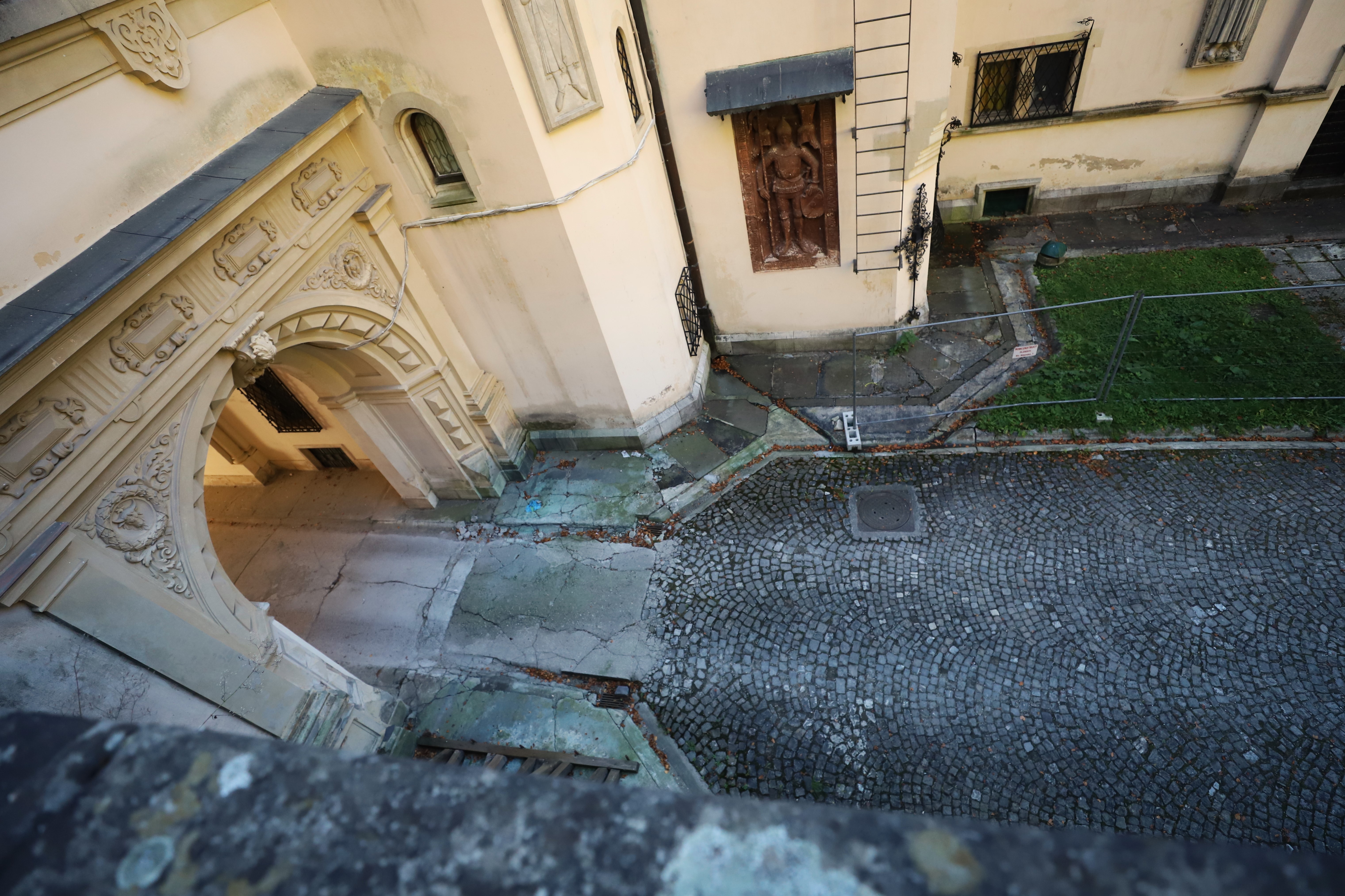 Castelul Peleș a ajuns o ruină în proptele. Casa Regală și Ministerul Culturii negociază molcom cine să rezolve problema care accelerează degradarea