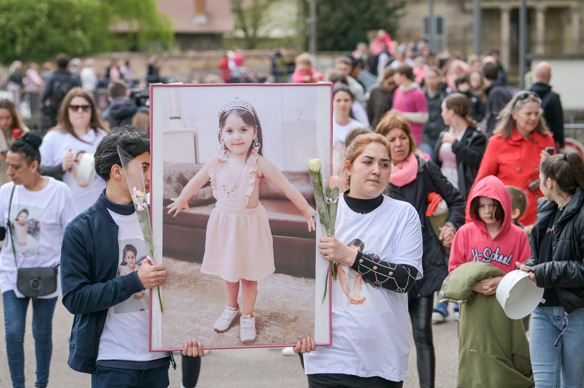 Marș cu 500 de oameni pentru Rose, fetița româncă de 5 ani ucisă și băgată dezbrăcată într-un sac de gunoi, într-un oraș din Franța