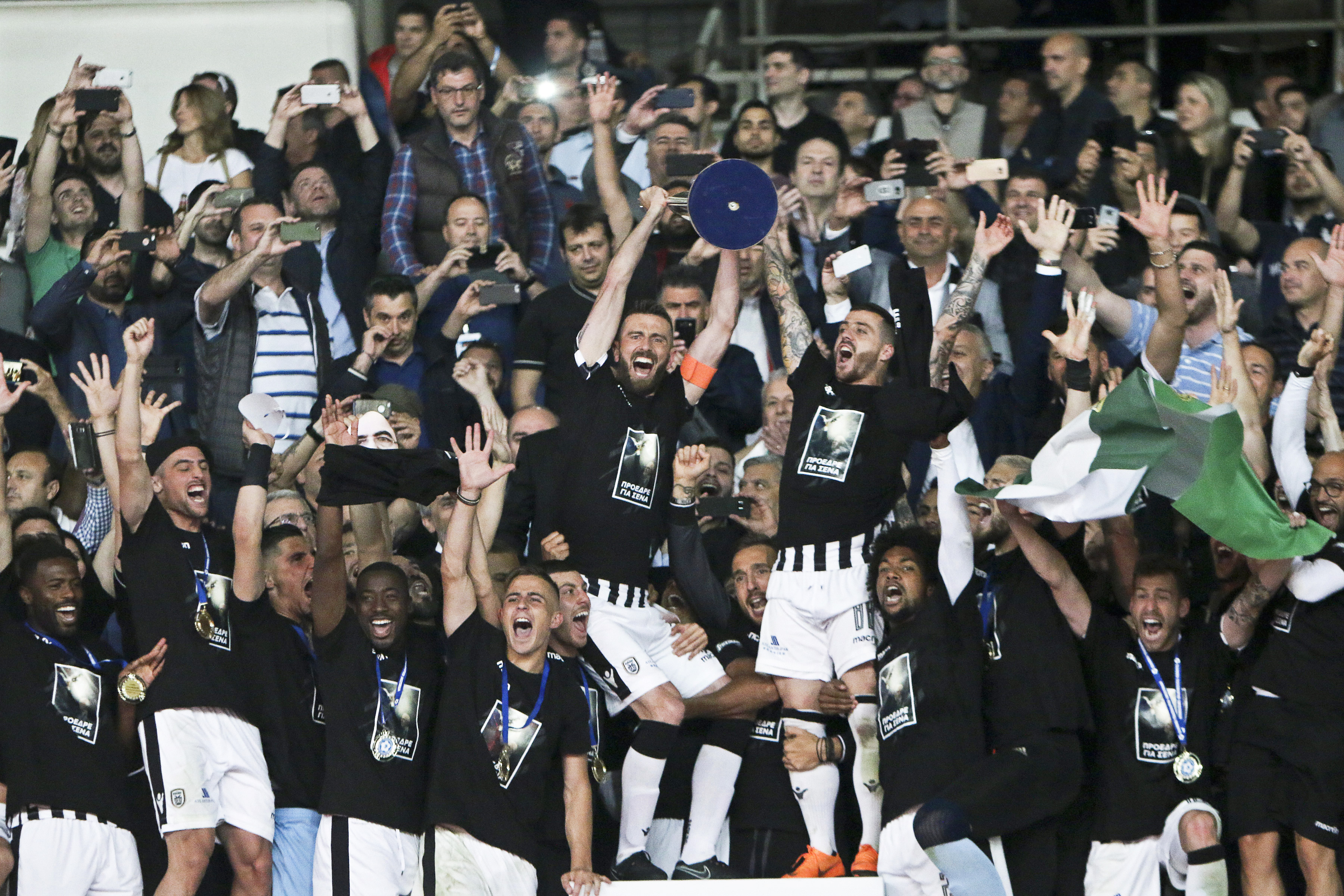 Finala Cupei Greciei, PAOK Salonic - AEK Atena 2-0. Primul trofeu pentru Răzvan Lucescu în Grecia. Mașini incendiate și focuri de armă! | FOTO&VIDEO