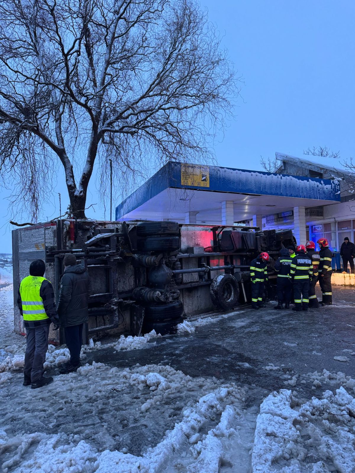 România, paralizată de viscol și ninsori: autostrăzi și porturi închise, haos pe aeroport și peste 160.000 de oameni nu au curent electric
