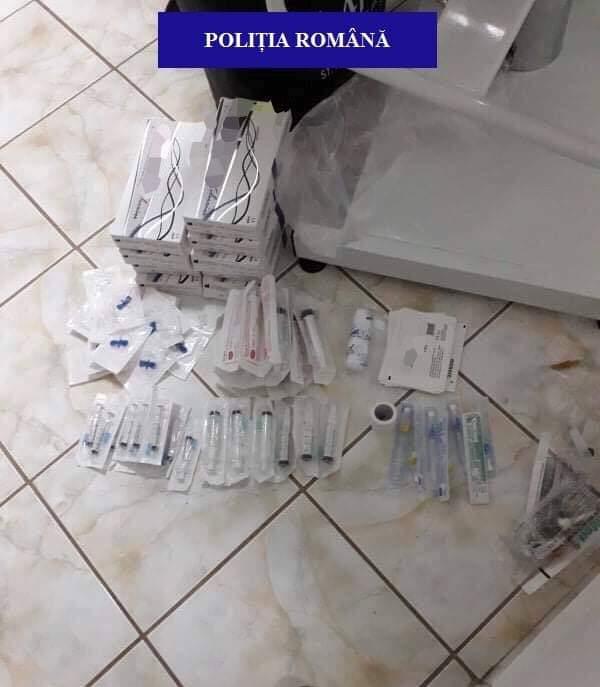 Fals medic estetician din Oradea, descoperit de polițiști. Femeia făcea injecții cu acid hialuronic în buze și cearcăne, deși nu are aviz de liberă practică / FOTO