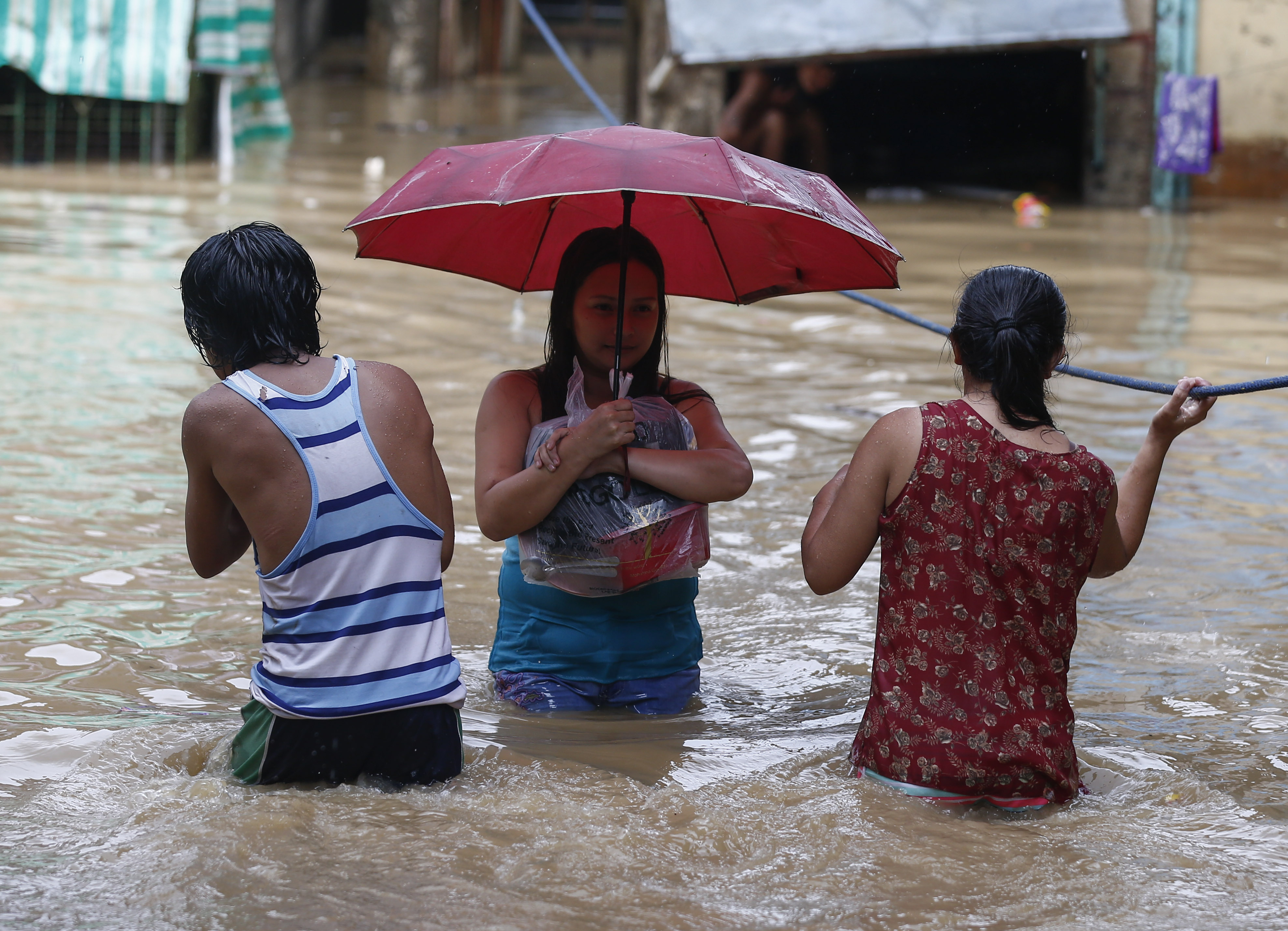GALERIE FOTO| Cel puțin 14 persoane au murit în Filipine din cauza taifunului Mangkhut