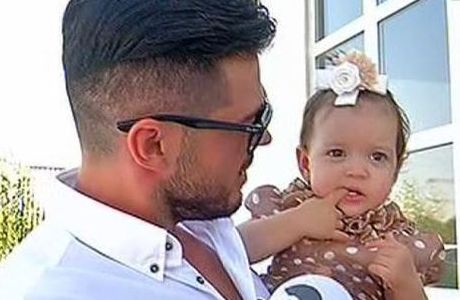 Cele mai frumoase momente de la ruperea turtei fiicei Biancăi Drăgușanu și a lui Victor Slav. Sofia i-a cucerit pe toți | FOTO