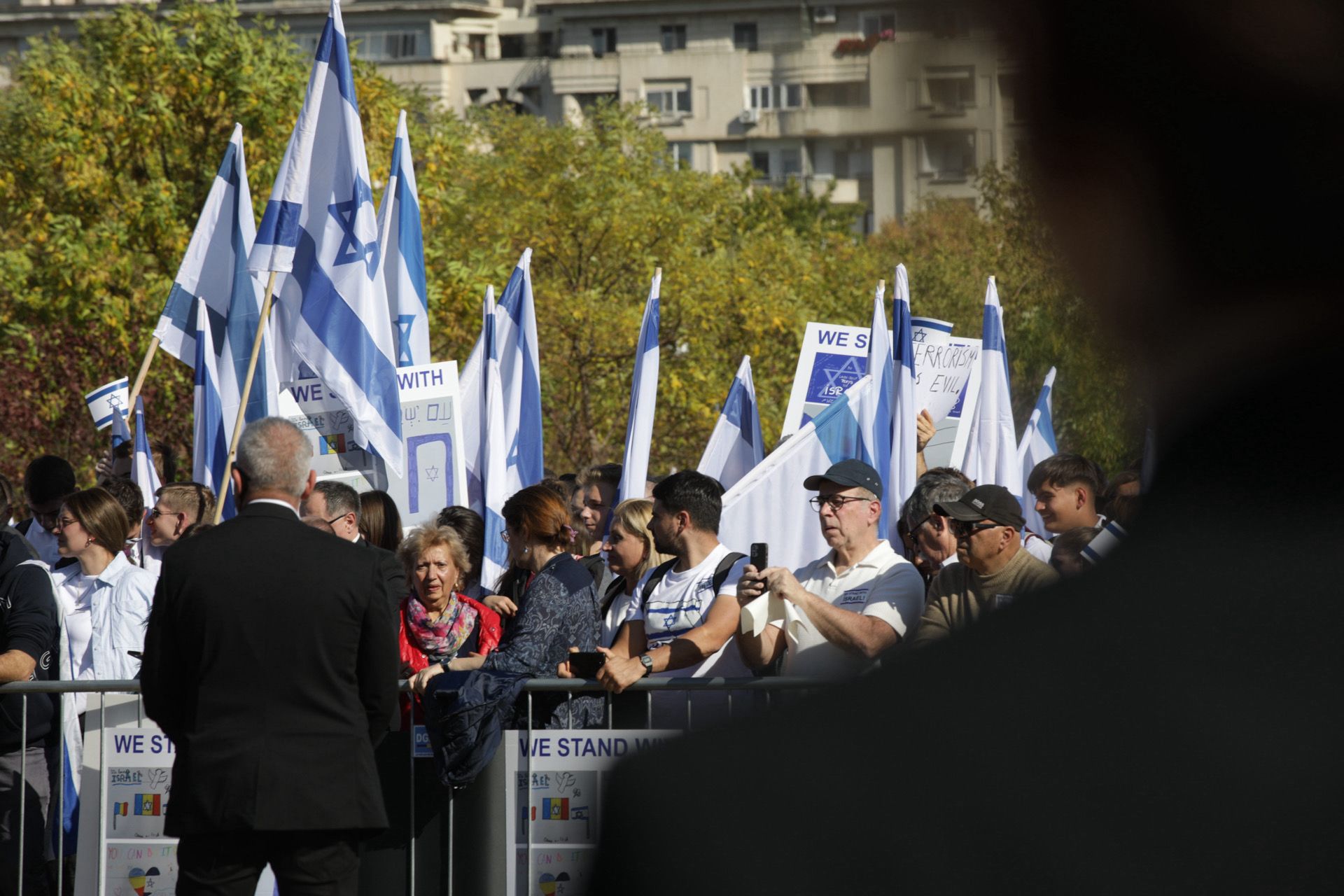 Miting la București, sute de persoane s-au solidarizat cu victimele atacului Hamas. „Israelienii nu au intrat în casele nimănui și nu au luat ostatici copii”