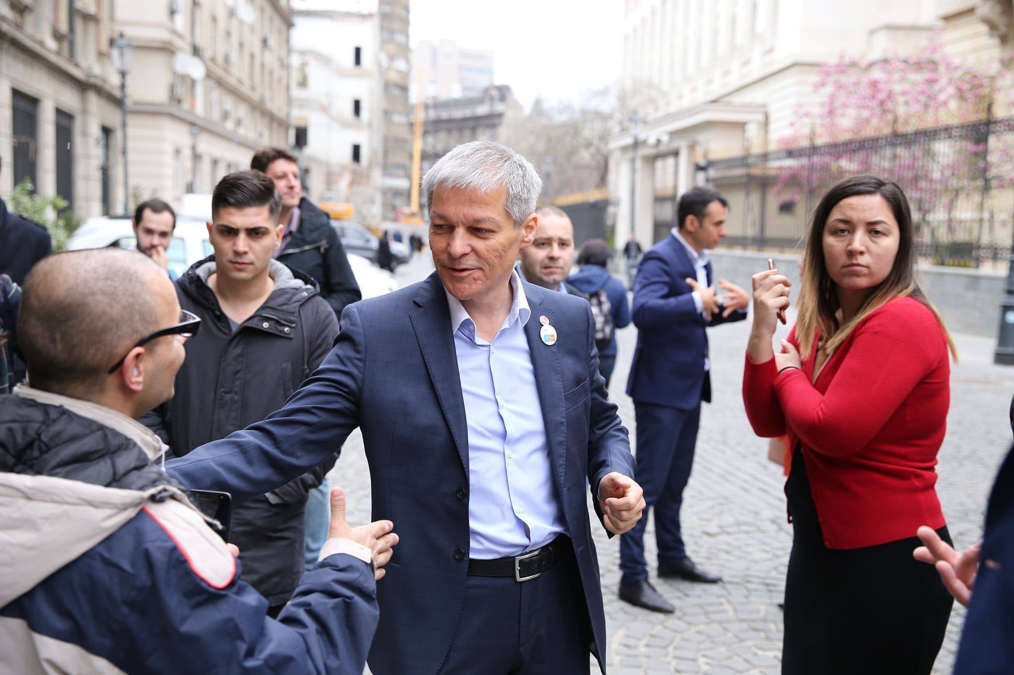 FOTO | Alianţa USR-PLUS a depus la BEC 500.000 de semnături, pentru alegerile europarlamentare. Cioloş: "Propunem românilor o adevărată alternativă politică"