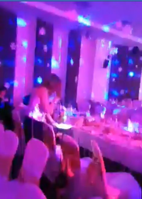 Ce spune Ileana Șipoteanu după ce Anca Țurcașiu i-a cântat o melodie la petrecerea de Revelion de la un restaurant. Artista s-a chinuit să citească textul | VIDEO