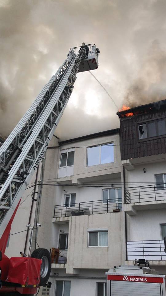 FOTO&VIDEO/ Apartamente distruse de incendiu în Chiajna! O femeie însărcinată, transportată la spital
