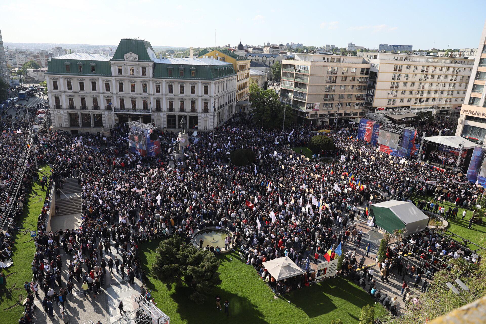 GALERIE FOTO | Mitingul de la Iași în imagini. Cum s-au comportat, joi, cele două tabere pro și anti PSD