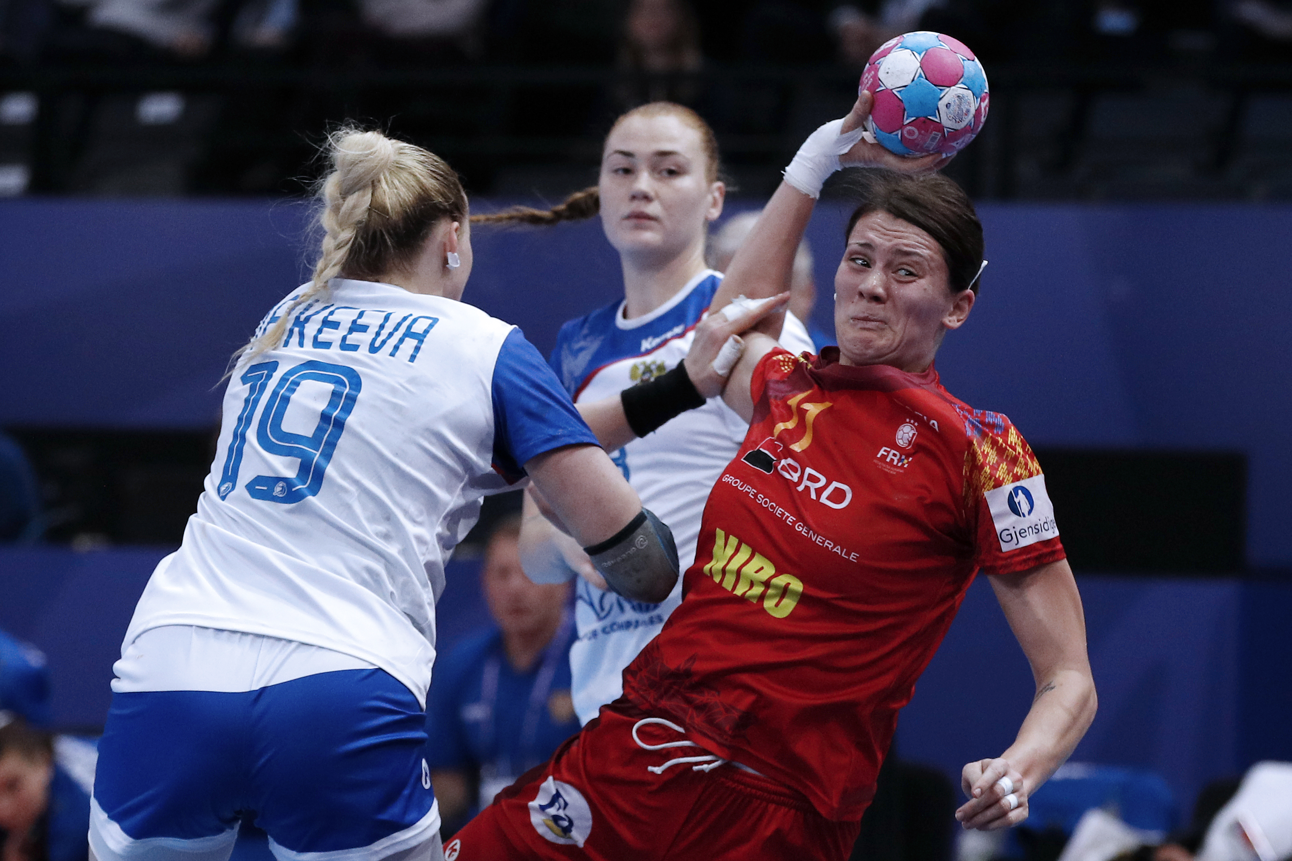 România - Rusia 22 -28. Tricolorele au pierdut fără drept de apel în semifinalele Euro 2018 de handbal feminin. Duminică, finala mică pentru bronz | VIDEO&GALERIE FOTO