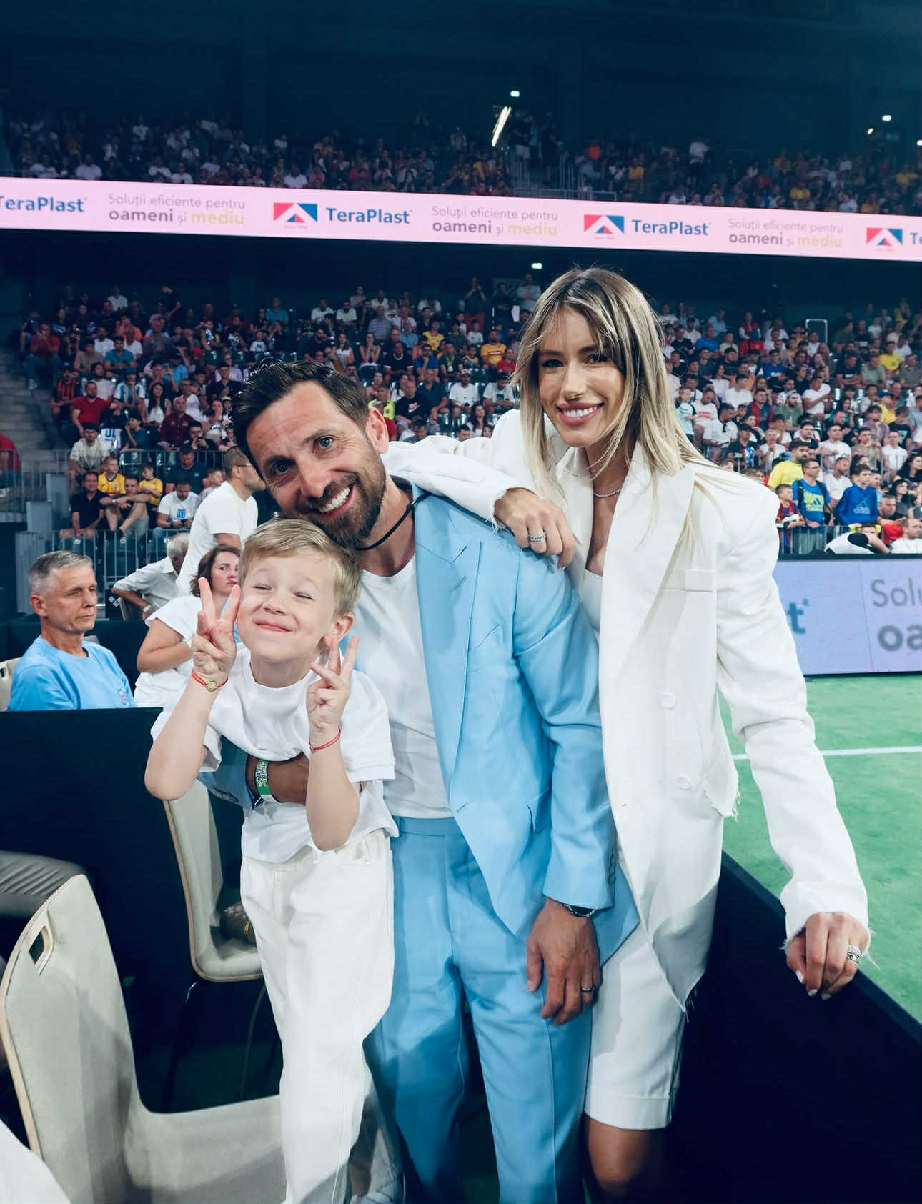 Imagini adorabile cu băiețelul lui Dani Oțil și al Gabrielei Prisăcariu. Tiago îi calcă pe urme tatălui său
