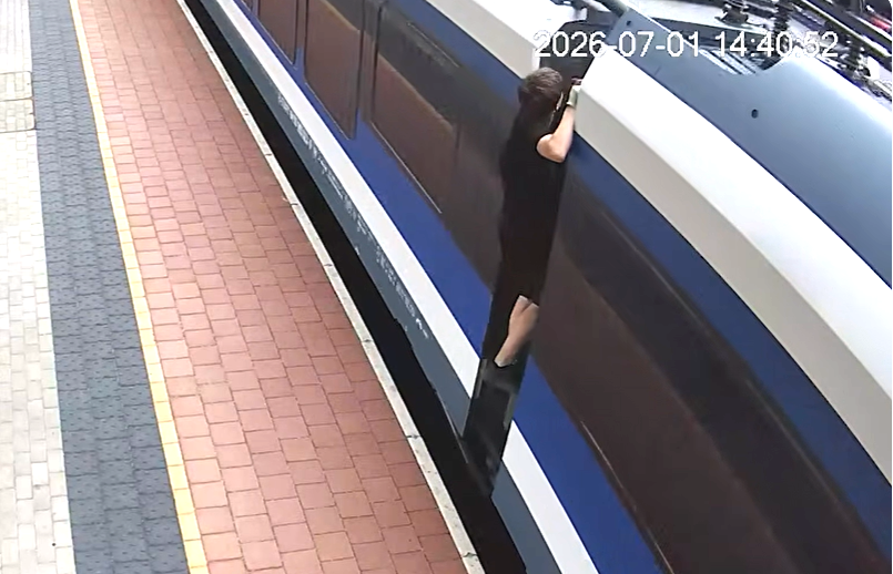 Itt a döbbenetes felvétel: a vonat oldalába kapaszkodva utazott két fiatal Érden – videó