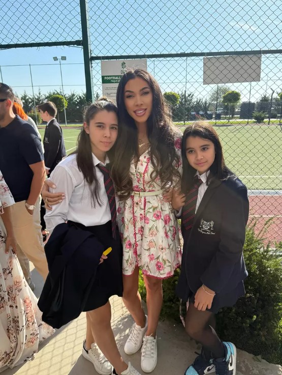 Cum au apărut Pepe și Raluca Pastramă în prima zi de școală a fiicelor. Au îngropat securea războiului de dragul copiilor