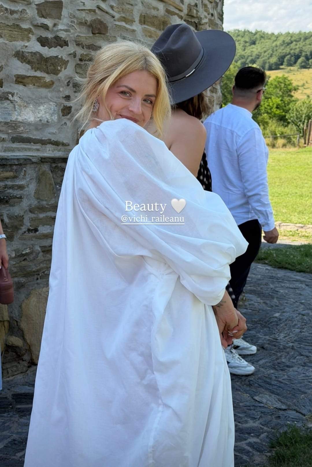 Victoria Răileanu și Adrian Ștefănescu s-au căsătorit religios. Imagini de la nunta organizată în mijlocul naturii