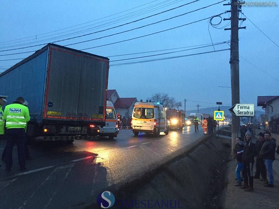 Accident în județul Cluj. 16 răniți, după ce un microbuz s-a ciocnit violent de un tir