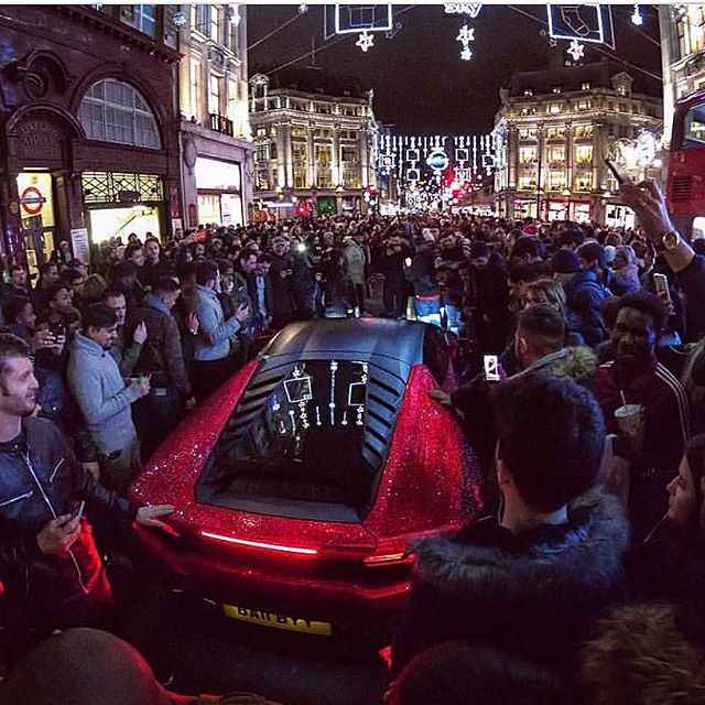 Lamborghini Huracan, acoperit cu cristale Swarovski. E condus de o tânără din Moldova care face furori în Londra | FOTO&VIDEO