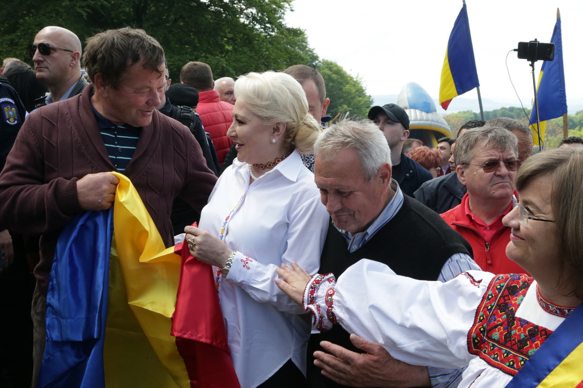 FOTO | Premierul Viorica Dăncilă a mers la Festivalul Sâmbra Oilor. Reacţie la protestele din ultimele zile: "Adevăraţii români sunt oameni care îşi bazează atitudinea pe argumente"