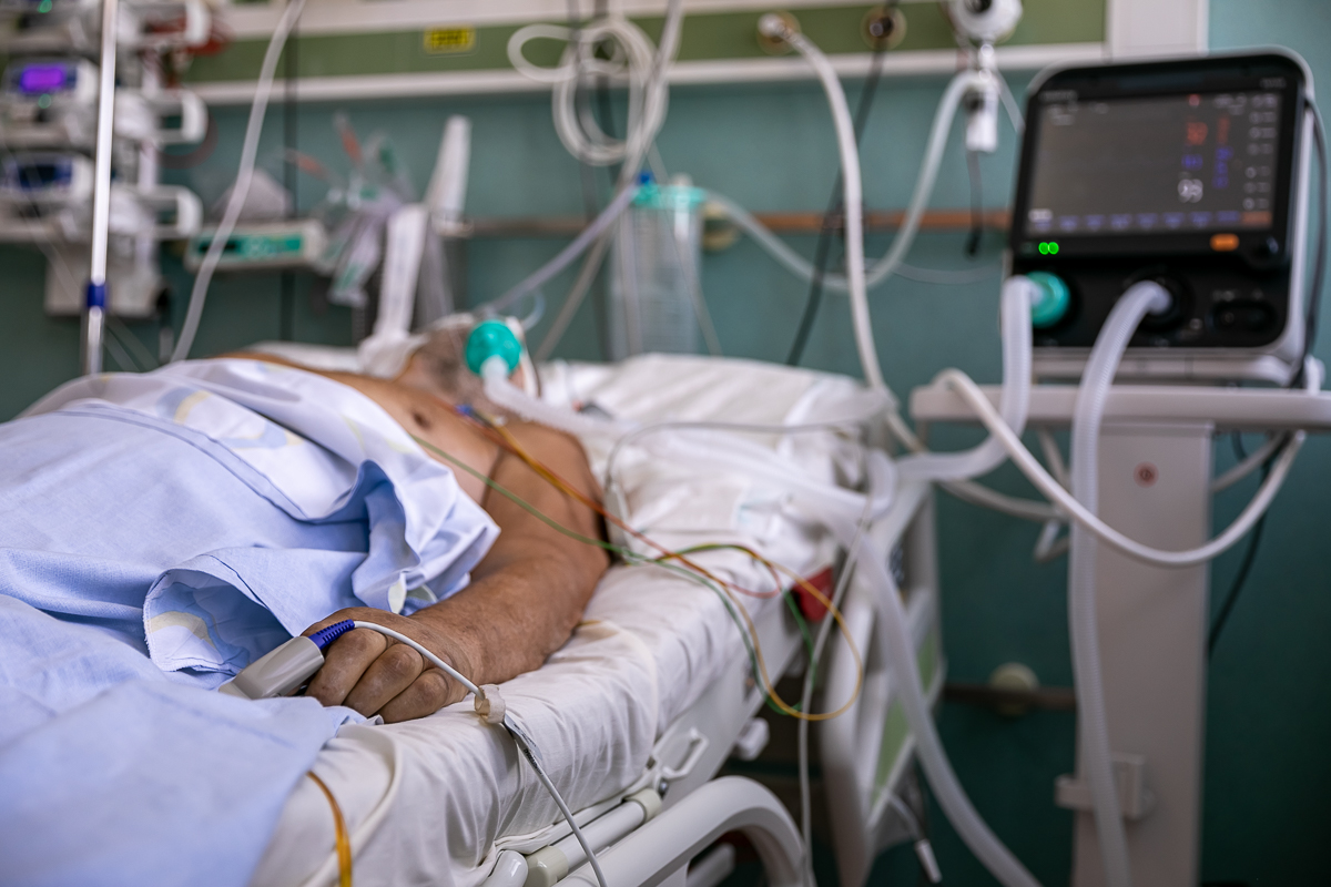 Reportaj în miezul coșmarului COVID. Medicii din ATI Oradea fac un apel disperat la compatrioții lor: „Parcă suntem două lumi”