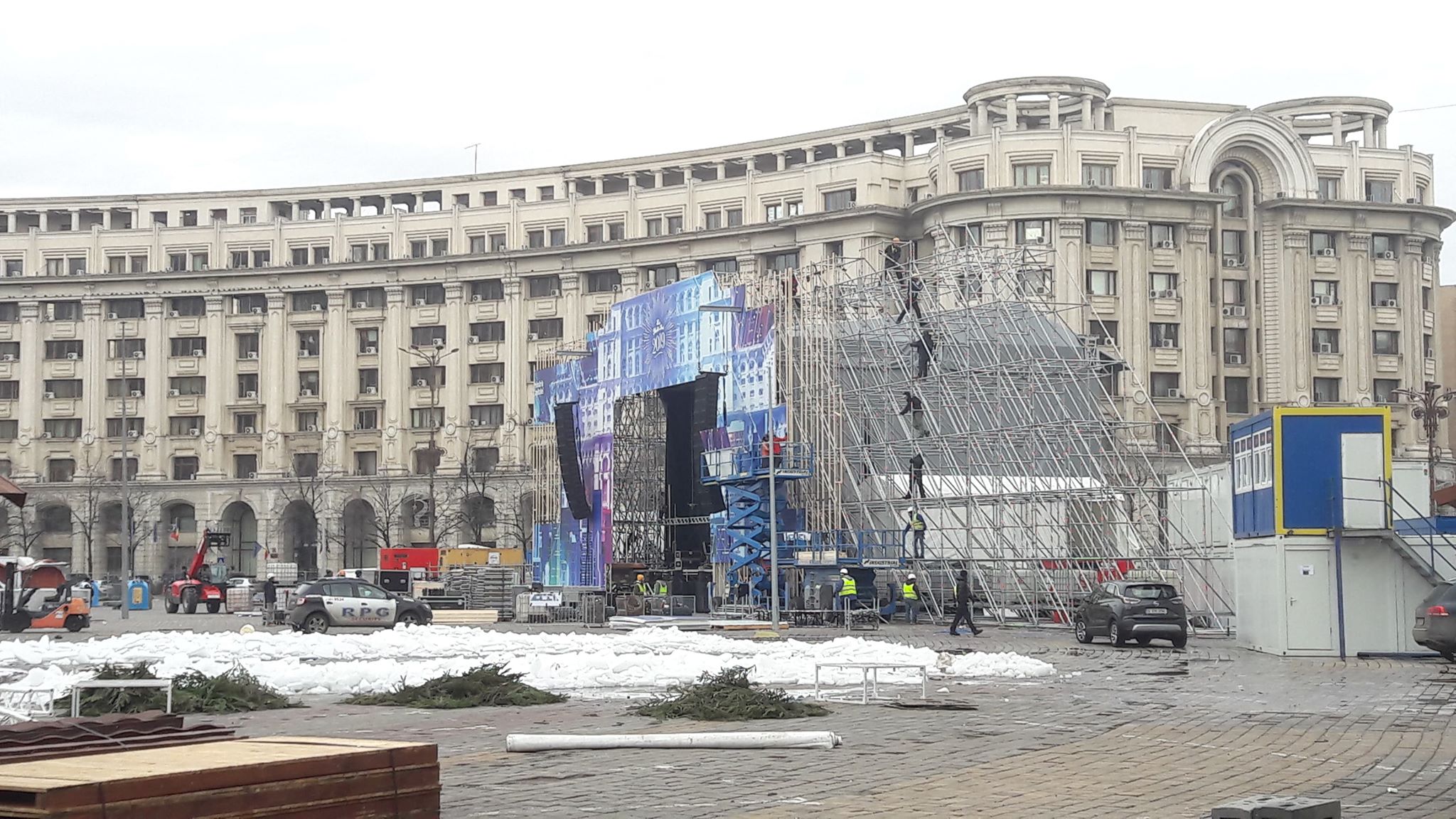 GALERIE FOTO / După Târgul de Crăciun din Piața Constituției, urmează pregătirile pentru Revelion Centenar 2019