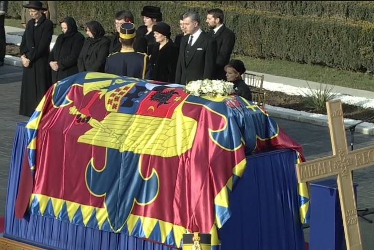 Principele Nicolae, cu lacrimi în ochi la căpătâiul Regelui Mihai. Profund marcat pe aeroport | FOTO & VIDEO