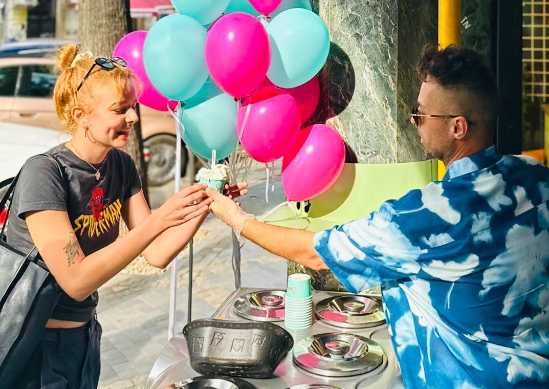 Tudor Ionescu de la Fly Project și-a scos dansatoarele pe Calea Victoriei și a împărțit înghețată trecătorilor