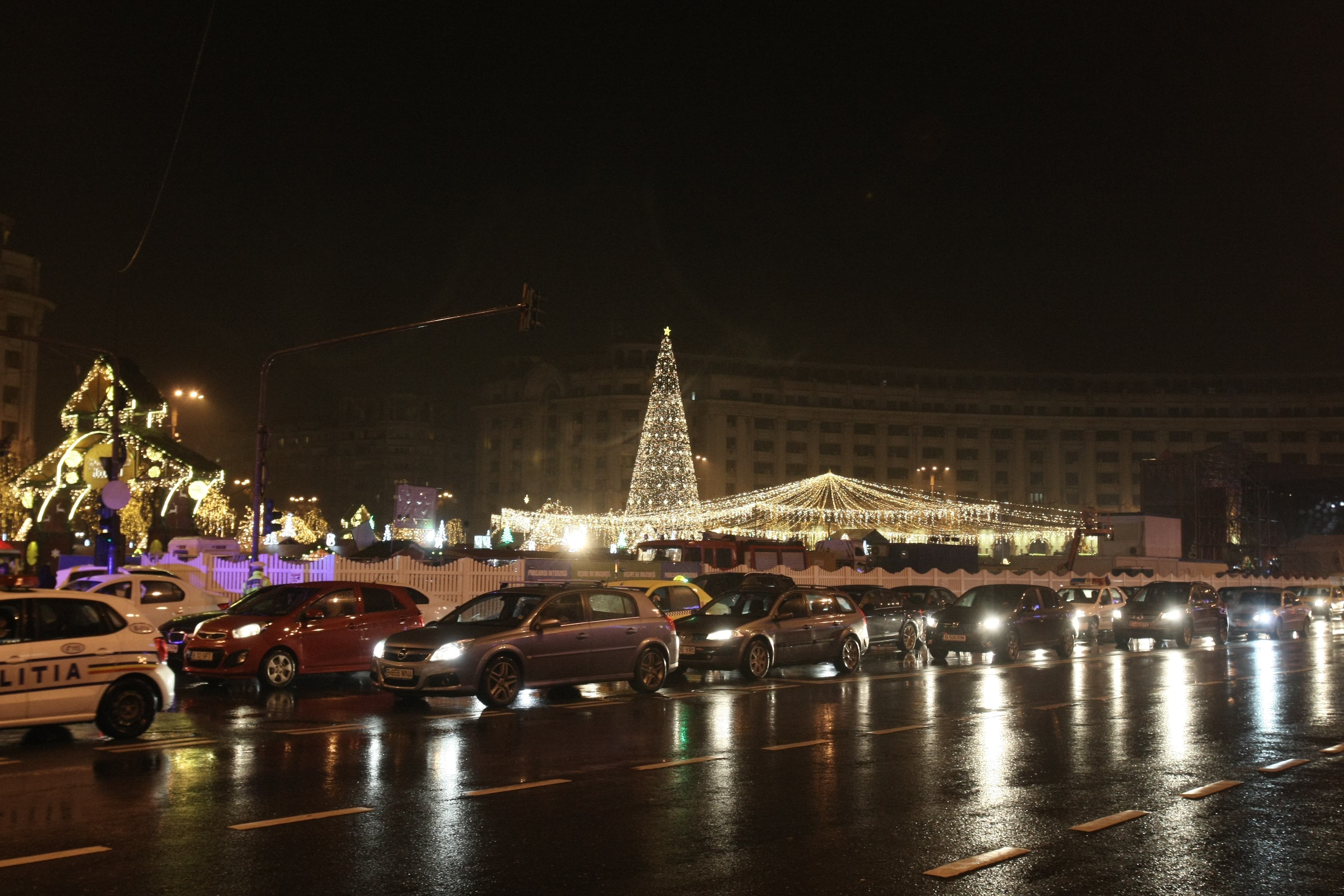 S-au aprins luminițele de Crăciun în București. Iată cum arată centrul Capitalei / GALERIE FOTO