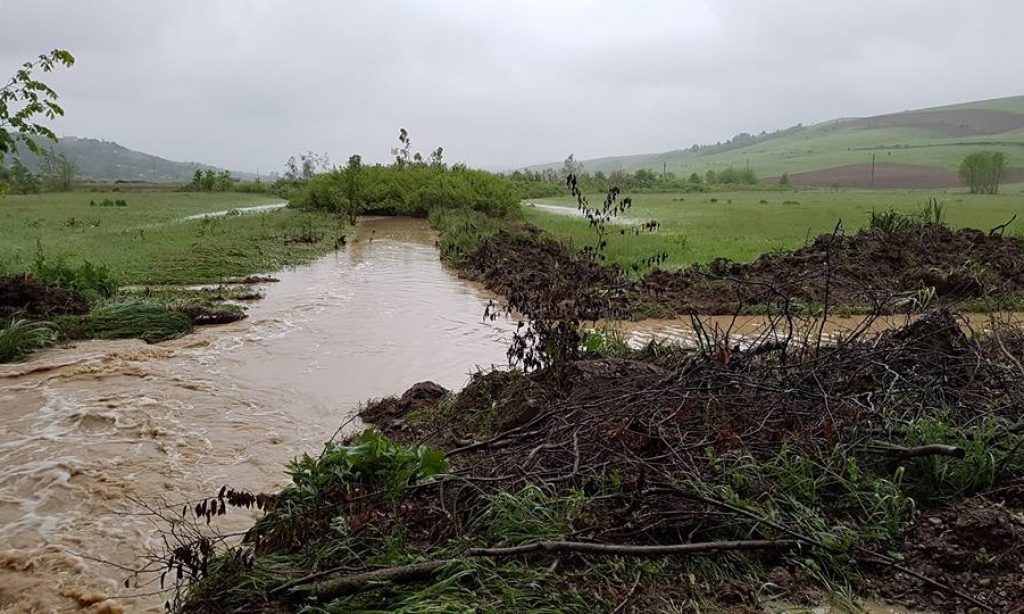 Inundații în Moldova. Zeci de oameni, evacuați din calea apelor. Mii de locuințe au rămas fără curent electric