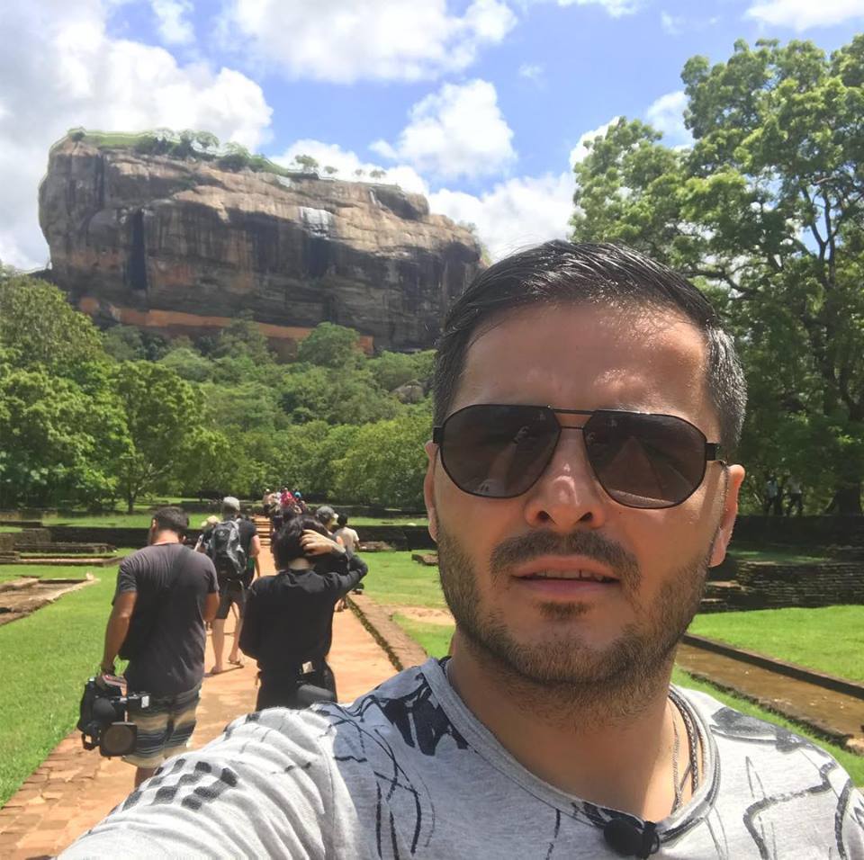 Liviu Vârciu e topit lângă fetița lui. Cum au fost filmați tatăl și fiica |  FOTO & VIDEO